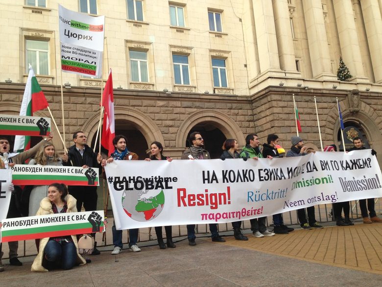 Протестиращи, студенти и емигранти искаха оставката на кабинета в 30 града (обобщение)