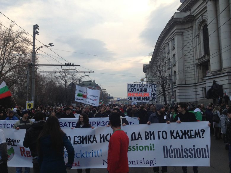 Протестиращи, студенти и емигранти искаха оставката на кабинета в 30 града (обобщение)