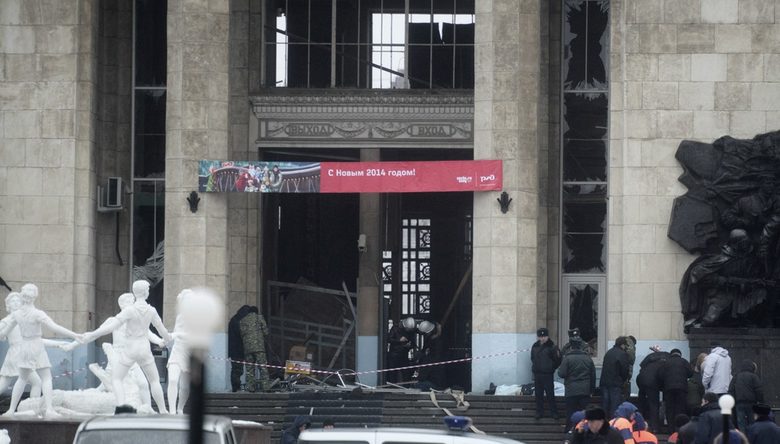 Входът на железопътната гара във Волгоград, взривена в самоубийствен атентат преди Нова година.