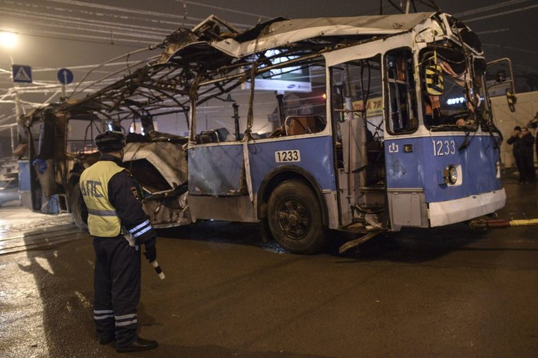Останките от тролея, взривен 24 часа след атентата на гарата.