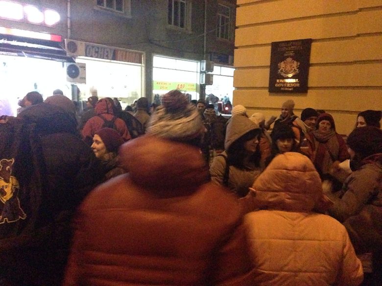Част от протестиращите в Бургас пред сградата на Областна управа. Част от протестиращите в Бургас пред сградата на Областна управа.
