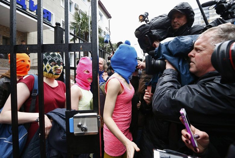 Толоконникова и Альохина са освободени, били разпитвани заради кражба в хотела им в Сочи Толоконникова и Альохина са освободени, били разпитвани заради кражба в хотела им в Сочи