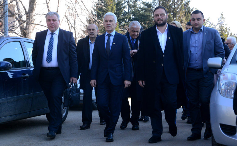 Лидерът на "Атака" Волен Сидеров пристига в Столичната следствена служба, придружаван от по-голямата част от парламентарната си група, за да му бъде предявено обвинение в хулиганство и нанасяне на лека телесна повреда на полицай.