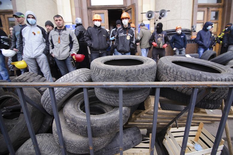 Пред сградата на регионалната администрация в Харков