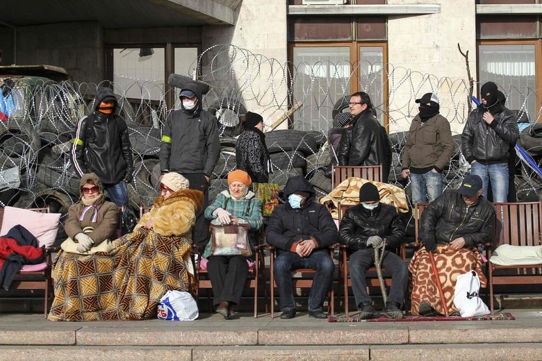 Проруски демонстранти и техни поддръжнички на барикадата, издигната пред сградата на областната администрация в Донецк