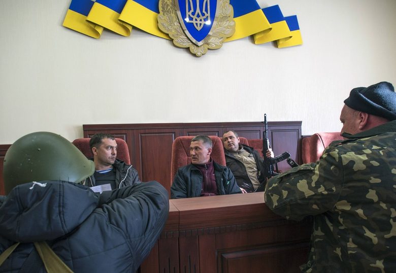 Въоръжени проруски настроени сепаратисти в превзетата заседателна зала на областната администрация в Луганск.