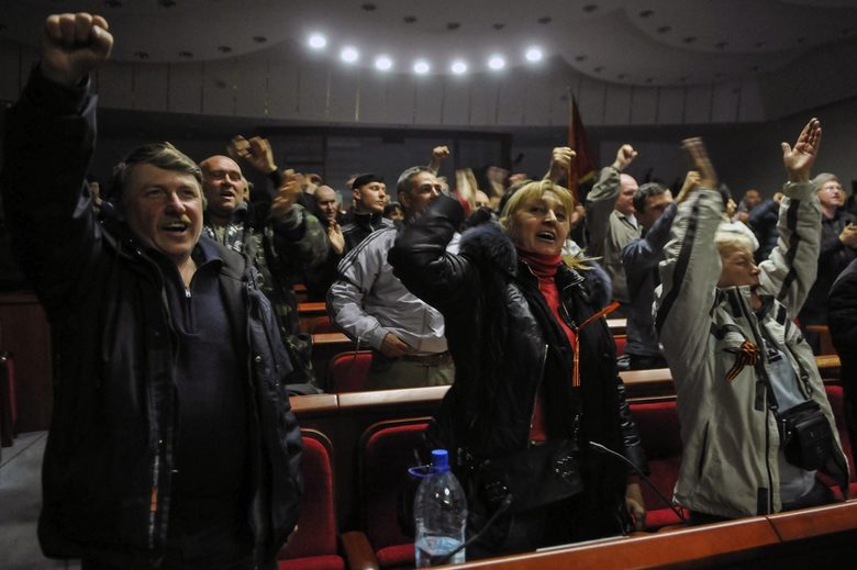 Участници в "народния съвет" в Донецк ликуват, след като са обявили местна "република".