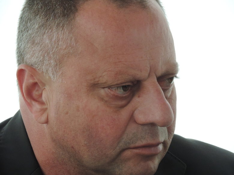 Кметът на Бяла Анастас Трендафилов: "Всички изказвания против реализацията на проекта са, за да могат няколко хиляди души да се търкалят на плажа на Карадере, да осерат всичко наоколо, а точно те гонят животните, режат дърветата, палят и създават риск от пожари".<br />