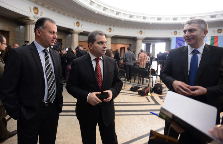 Любен Петров и Гроздан Караджов от Реформаторския блок с депутата от ДПС Мустафа Карадайъ