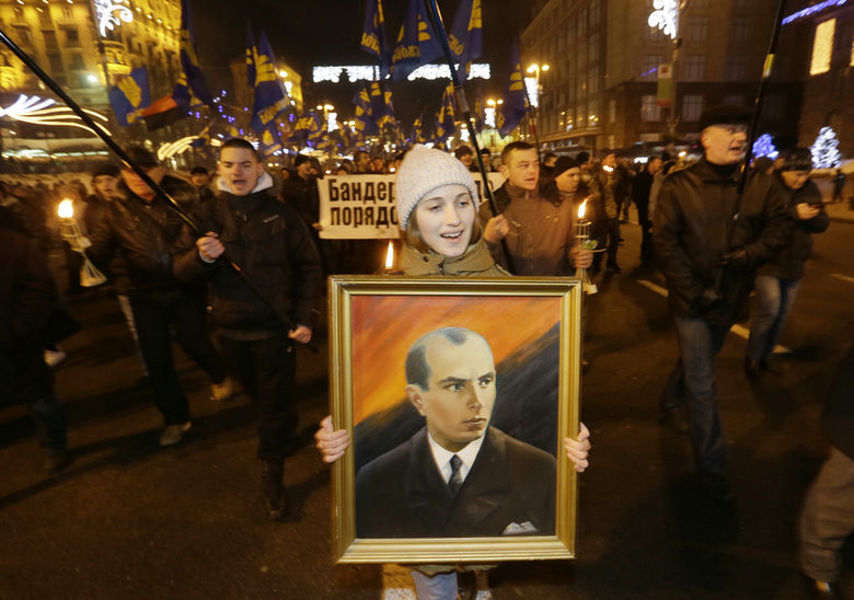 Украински националист носи портрет на Степан Бандера на шествие в началото на 2013 г.