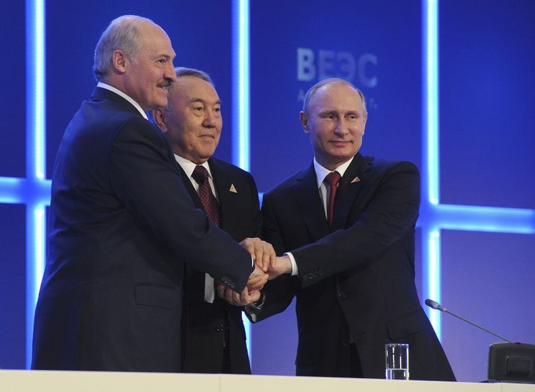 Президентите на Русия Владимир Путин, на Казахстан Нурсултан Назърбаев и на Беларус Александър Лукашенко на церемонията за подписването на договора за създаване на Евразийски икономически съюз в края на май.<br />