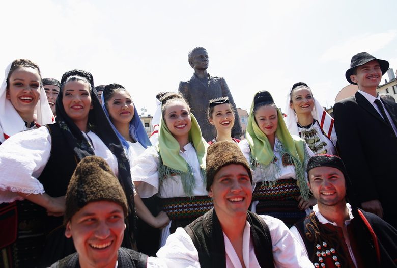Босненски сърби се снимаха щастливи пред новия паметник.