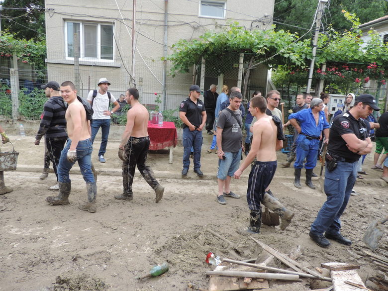 Доброволци помагат за разчистването.