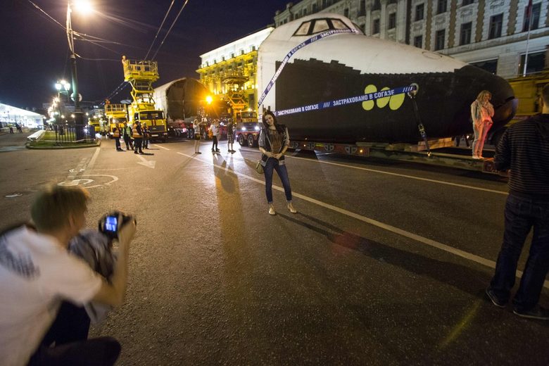 Макет на съветската совалка премина през центъра на Москва (видео) Макет на съветската совалка премина през центъра на Москва (видео)