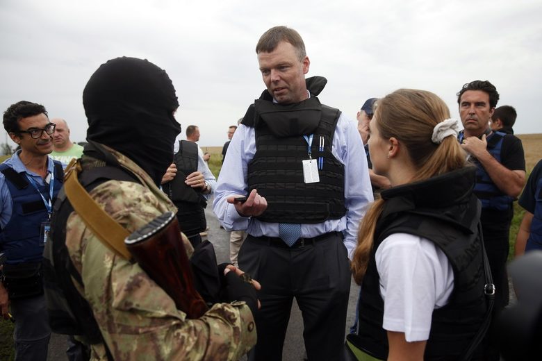 Представители на ОССЕ разговарят с проруски сепаратиски край мястото, на което падна малайзийският пътнически самолет в четвъртък