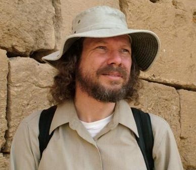Д-р Том Шок има докторат по геология от Йейл и преподава двугодишна академична програма на Бостънския университет. Д-р Том Шок има докторат по геология от Йейл и преподава двугодишна академична програма на Бостънския университет.
