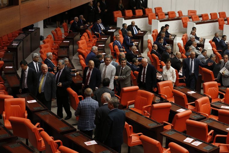 Членовете на основната опозиционна сила Народнорепубликанската партия напускат заседанието в парламента