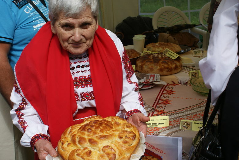 Баба Алета показва питката, украсена като слънчогледова пита - собствено производство.