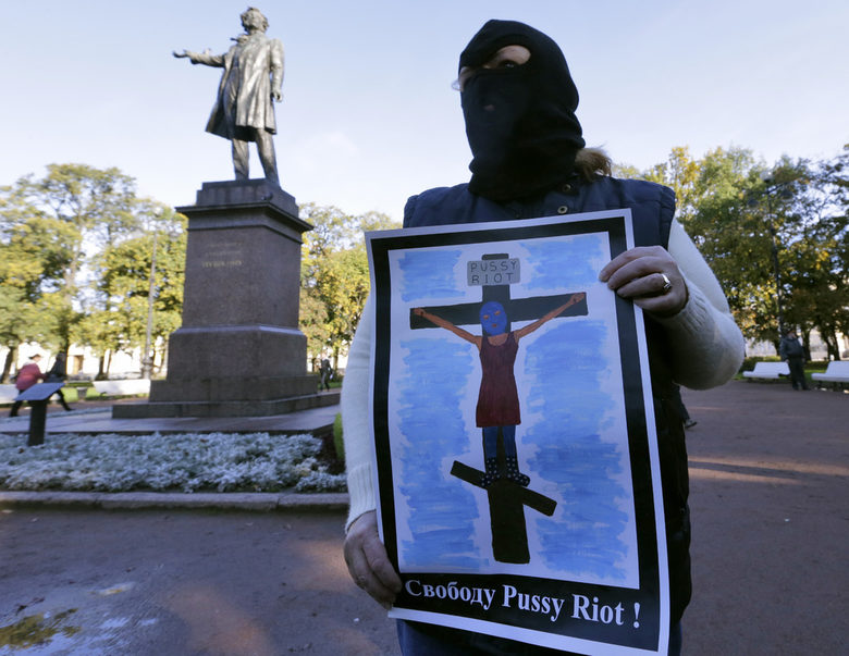 Протест в защита на осъдените членове на групата Pussy Riot и стимулираната от сегашното управление политическа роля на православната църква. Протест в защита на осъдените членове на групата Pussy Riot и стимулираната от сегашното управление политическа роля на православната църква.