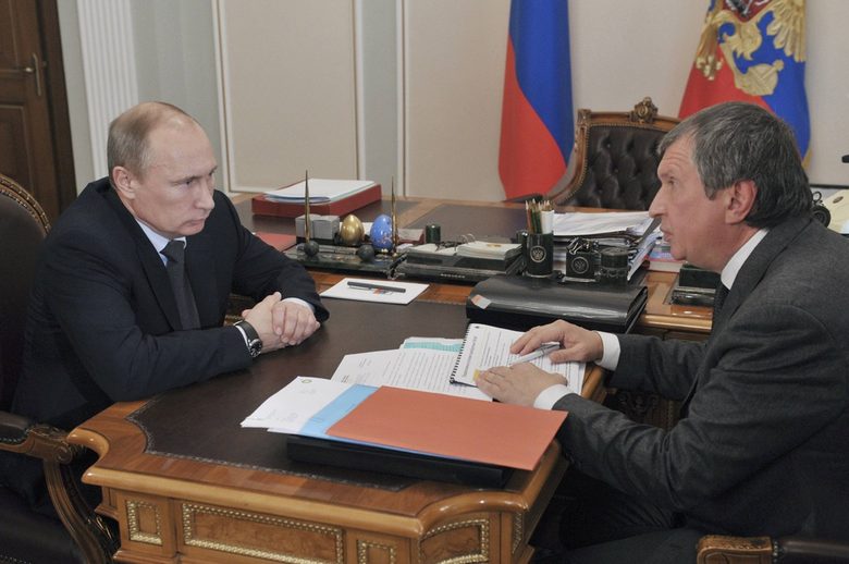 Президентът Путин с Игор Сечин - както ръководителят на "Роснефт", така и цялата компания са под санкциите на Запада.