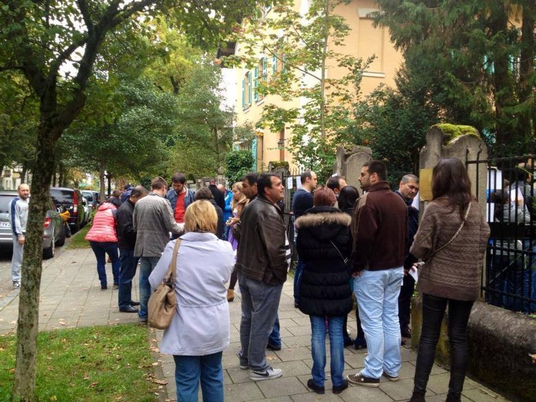 Опашка пред секцията в Мюнхен. Снимката е предоставена от наблюдателите на Инсититута за развитие на публичната среда.