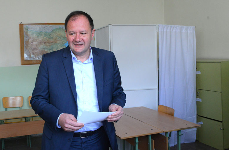 Михаил Миков преди да пусне бюлетината си