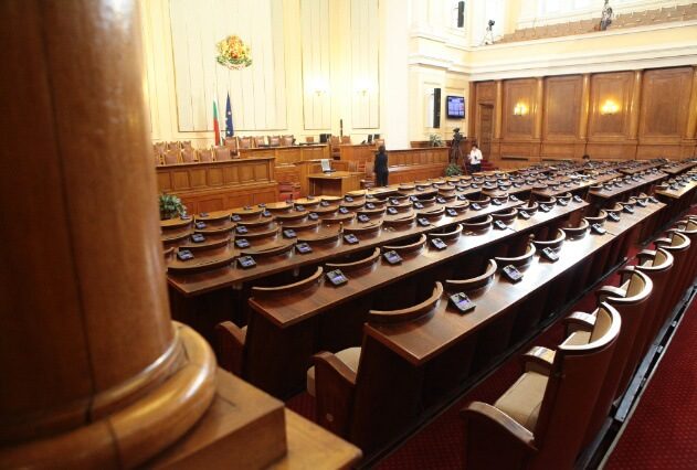 Пленарната зала в очакване на първите депутати