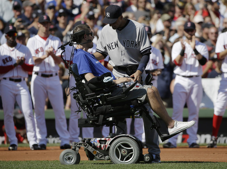 Прочутитя бейзболист на New York Yankees Дерек Джетър разговаря пред ипрощалния си мач на 28 септември с Пит Фрейтс.
