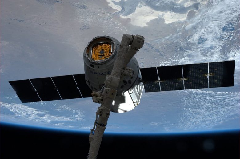 Капсулата Dragon прикрепена за Международната космическа станция.