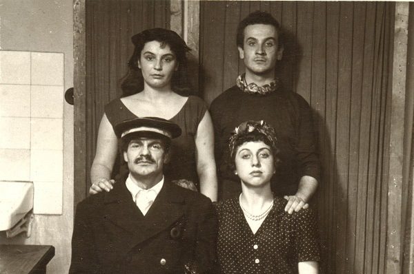 Жана Стоянович и Николай Бинев, долу - Константин Коцев и Домна Ганева
