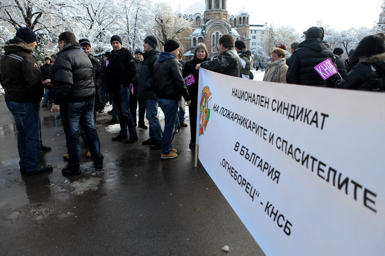 Малко пожарникари се събраха на протеста в София. Отново не се разбраха с министъра Малко пожарникари се събраха на протеста в София. Отново не се разбраха с министъра