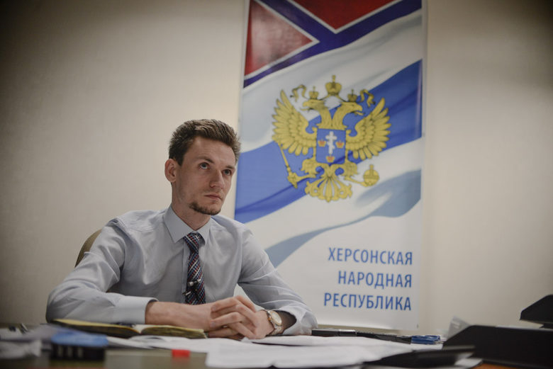 Министърът на комуникациите, който се представя просто като Виктор Министърът на комуникациите, който се представя просто като Виктор