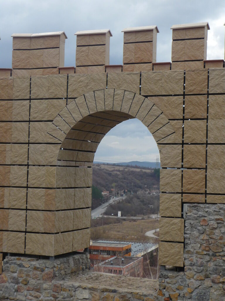 Хипотетично възстановяване на крепостта Кракра Пернишки, 2014.