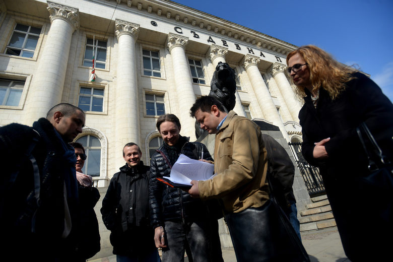 Част от активистите на "Протестна мрежа" подписали сигнала срещу Делян Пеевски, Цветан Василев и Николай Бареков, внесен през февруари 2014 година.