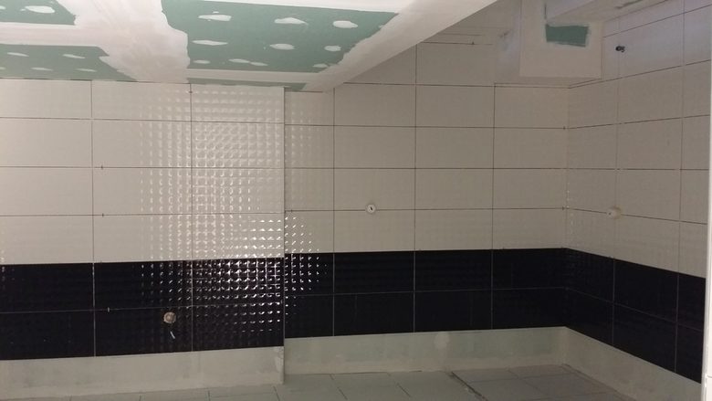 Санитарните помещения на Двореца на културата и спорта две седмици преди началото на състезанията.