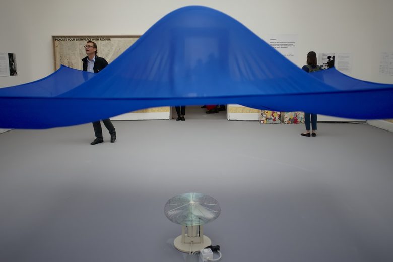 Blue Sail, 1967 г. - известната въздушна скулптура на немския художник Ханс Хааке е част от изложбата в централния павилион, курирана от Окуиуи Енвейзор. Blue Sail, 1967 г. - известната въздушна скулптура на немския художник Ханс Хааке е част от изложбата в централния павилион, курирана от Окуиуи Енвейзор.