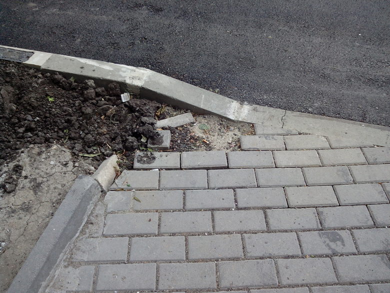 Така изглежда новоизградената част от тротоара на кръстовището на бул. "Мария Луиза" и "Сливница". На мястото на разместените блокчета вече е изсипана пръст за озеленяване.