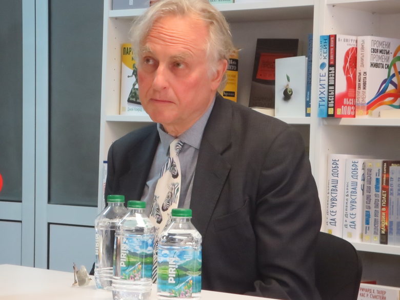 Професорът на среща с журналисти в книжарницата на българските си издатели от "Изток-Запад"
