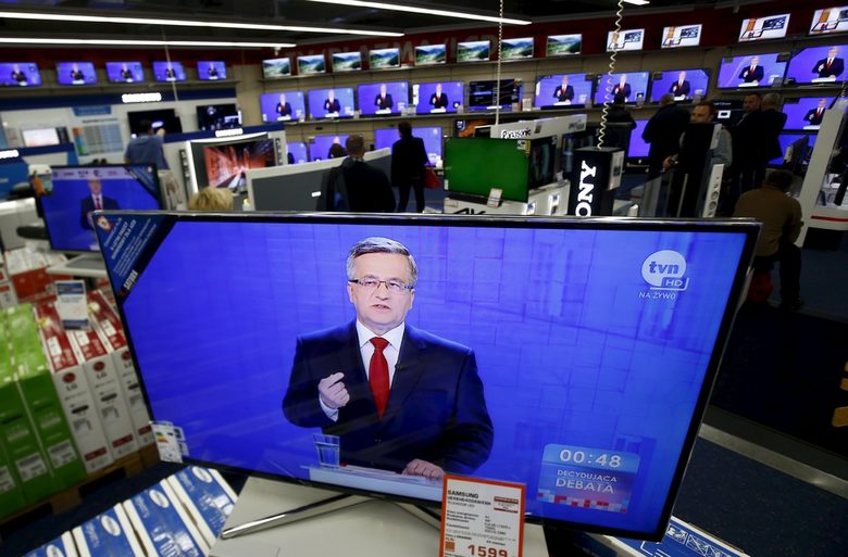 Президентът Бронислав Коморовски е на път да изгуби поста си след кампания, която започна вяло и донесе сензационен обрат на първия тур.
