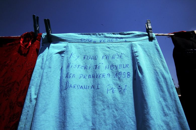 На синя пола е написано: "Тази пола носи скрита история от пролетта на 1998г. Дардани, Пехе".