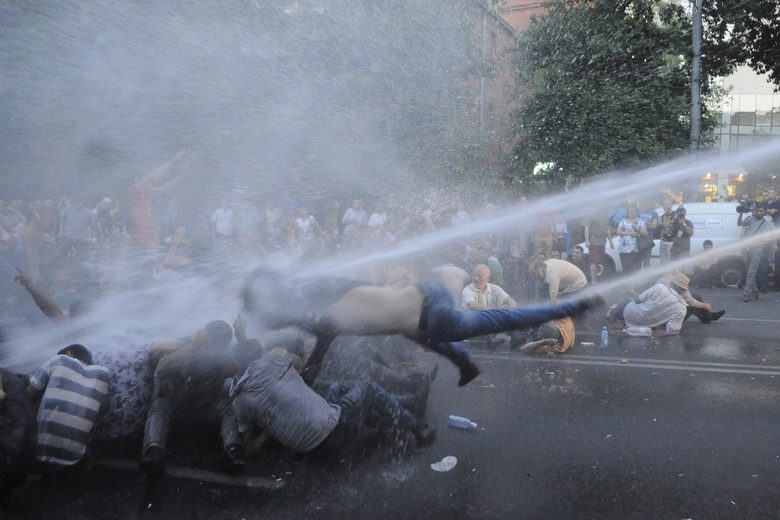 В Армения протест срещу цени на тока прераства в бунт срещу властта (допълнена)