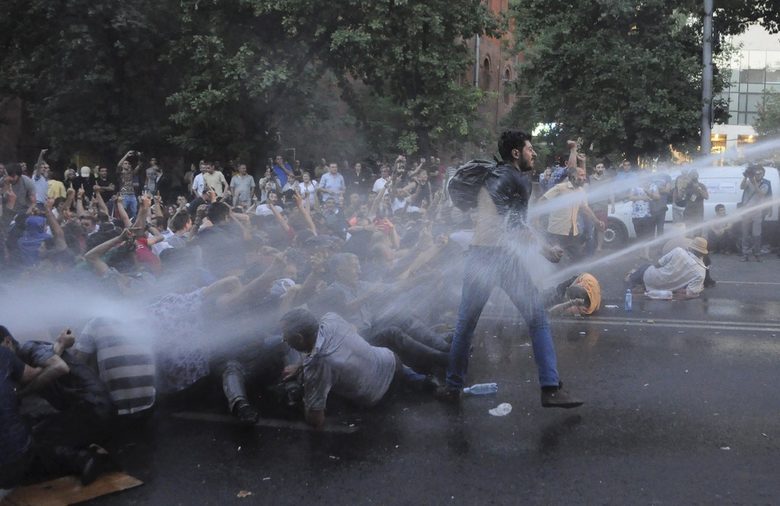 В Армения протест срещу цени на тока прераства в бунт срещу властта (допълнена)