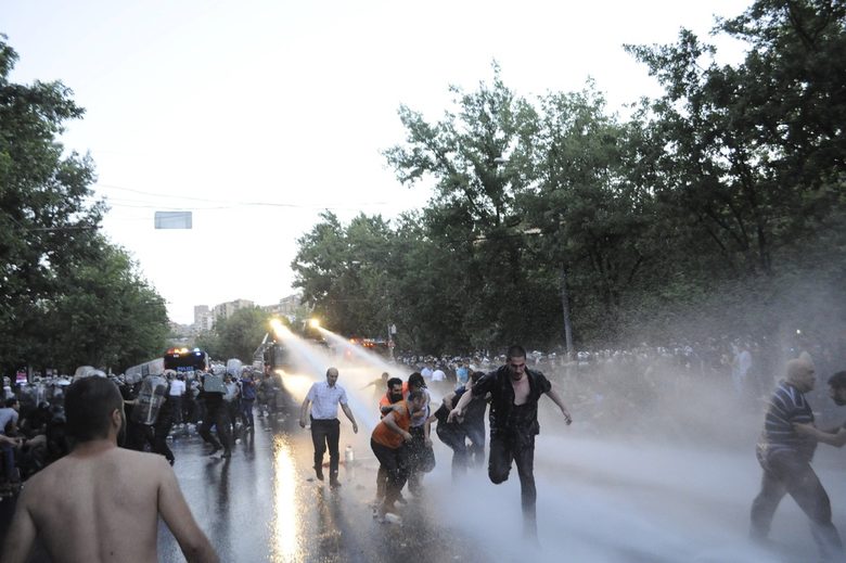 В Армения протест срещу цени на тока прераства в бунт срещу властта (допълнена)