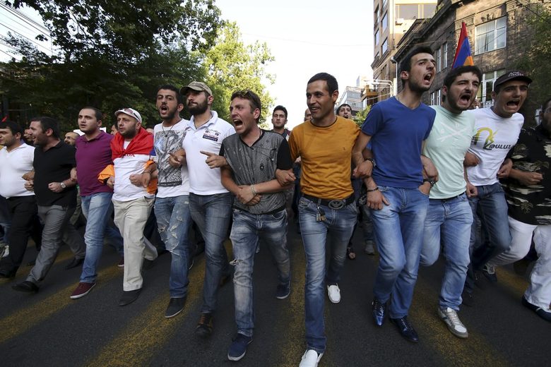 В Армения протест срещу цени на тока прераства в бунт срещу властта (допълнена)