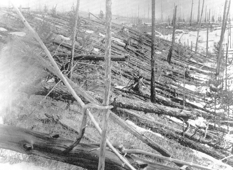 На 30 юни 1908 г. 40-метрова скала изгаря в атмосферата над Тунгуска в Сибир. Ударната вълна поваля дърветата в регион от около 2 000 кв. км.