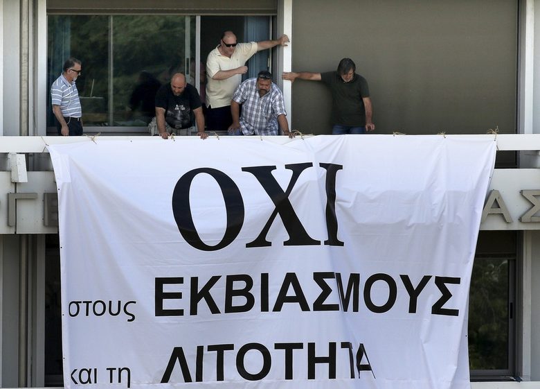 На сградата на Министерството на финансите се появи огромен банер, призоваващ гърците да откажат предложението на кредиторите.