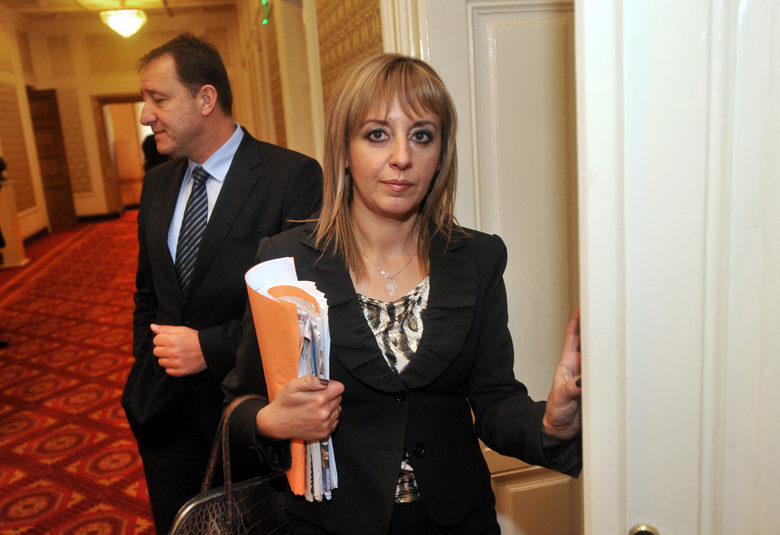 Мая Манолова има втори брак с бившия депутат от БСП Ангел Найденов.