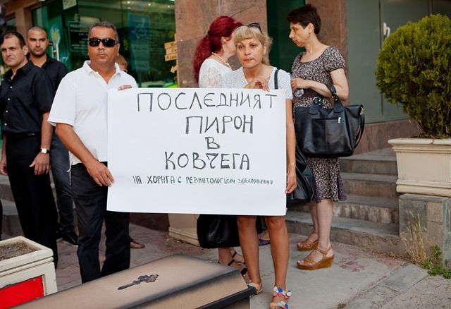 Пациенти с ревматологични заболявания се борят здравната каса да продължи да плаща лечението им