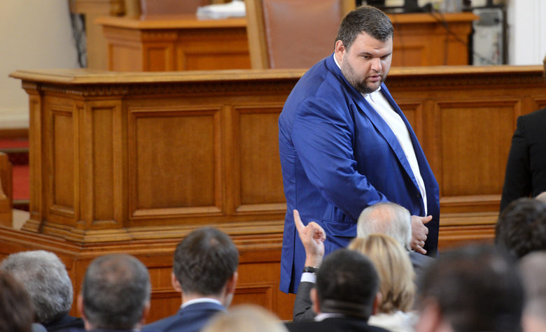 Делян Пеевски и лидерът на ДПС Лютви Местан (в гръб пред него) в пленарна зала