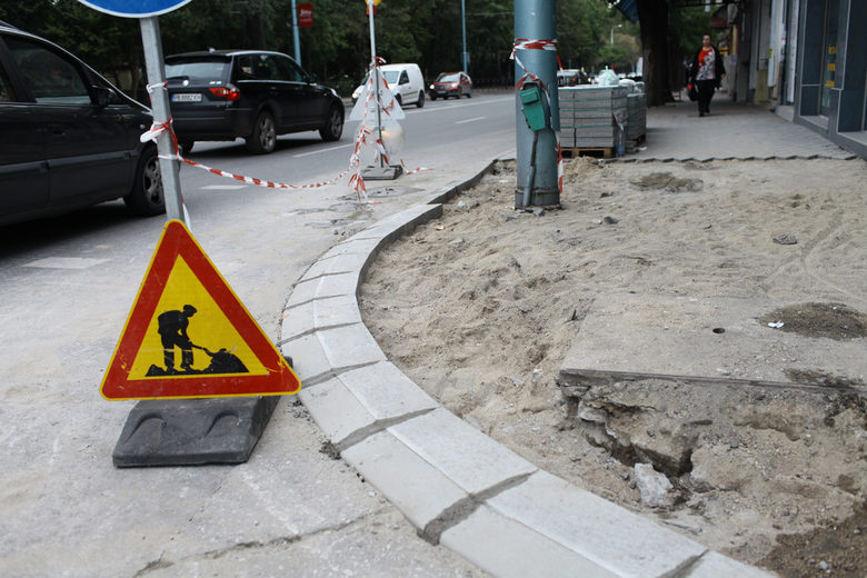 В навечерието на изборите в Пловдив текат трескави ремонти с подмяна на тротоарните плочки покрай пл. Съединение.